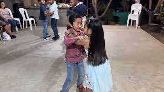 Bailando por 20 quetzales mira cómo se divierten bailando en pareja feliz día de acción de gracias