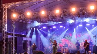 Vanessa da Mata cantando no Festival de Inverno em Teresópolis! Aí, aí, aí, aí..  Banho de chuva