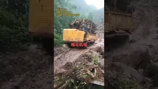 Crawler dumper memiliki area bantalan yang besar dan tidak akan terjebak ke dalam lumpur yang dalam.