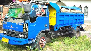 TRUK JOMPLANG. MOBIL TRUK FUSO HD JOMPLANG MUATAN BATU GUNUNG DEKAT PASIR