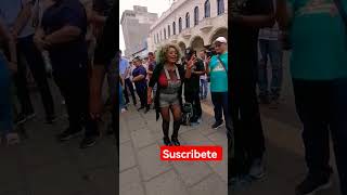 Anita bailando con una beliceña en el parque libertad 🇸🇻.