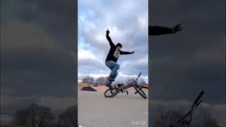 Bmx Swivel UFO 🛸👊🔥 #stunt #bmx #flatland #trick #ridebmx #freestyle #freestylebmx #tricks