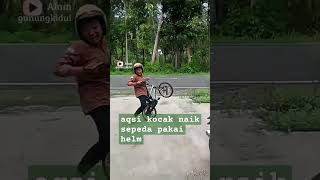 jumping naik sepeda pakai helm