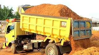 Truk Jomplang, Mobil Dump Truk CANTER HDX Bongkar Muatan FULL BAK Menggunung Di Lokasi Baru