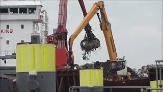 zeeschip laden met roestvrij staal in de wilhelminahaven in dordrecht