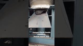 sampah plastik residu dicetak seperti kayu