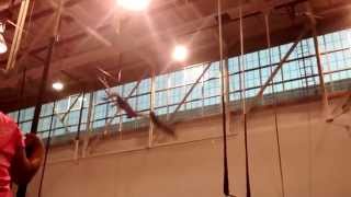 Flying trapeze first catch (front end split)