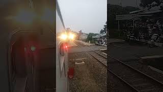 KA Commuter line Garut di silang Argo Parahyangan