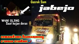 AKSI TRUCK JABEJO WANI OLENG SAAT HUJAN DERAS BAWANG RASA CABE