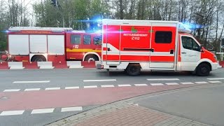 [Einsatzfahrt] Löschzug 1 Feuerwehr Gronau vor geschlossenen Schranken