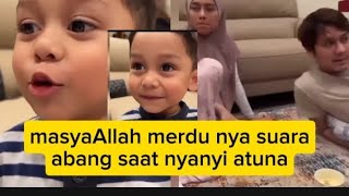 BAYI HEBAT INI LAH MOMEN KETIKA  ABANG L SANGAT FASIH MELANTUNKAN LAGU ATUNA