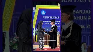 Satu moment paling mengharukan dalam wisuda UGM periode ke 2 2024 kemarin,dari fakultas sc ⏩ reflect