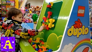 Играем в Конструктор Lego Duplo в Магазине Игрушек