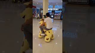 Devin naik mainan binatang robot di Mall Botani Square