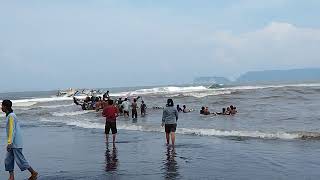 Lihat Perjuangan Perahu Nelayan Melawan Ombak