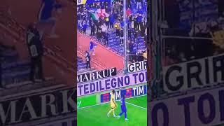 Giovane tifoso salta nel vuoto per prendere il pallone di #sampdoria #udinese. Sta bene. genoa m***a