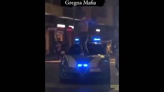 Roma ragazzo sale sull'auto della polizia durante i festeggiamenti italia/spagna