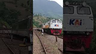 KETIKA MASINIS MENYAPA RAILFANS DILINTAS #kai #keretaapi #keretaapiindonesia #shorts