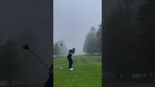 The fog makes this tee shot look CRAZY 😶‍🌫️ 🫣😨