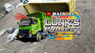 Mobil truk canter muatan tanah terguling