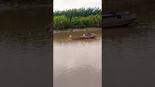 abang nelayan sini ngopi di kapal dulu kami. baru nyari ikan lagi di sungai #shorts #shortvideo