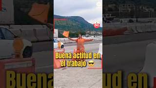 Agente de vialidad enla carretera 57 contagia buena actitud con su baile mientras realiza su trabajo