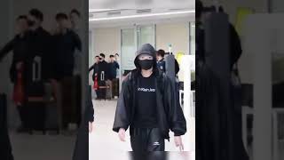 He almost tripped!! Because of them!!# JUNGKOOK x Airport:😘😘💜💜