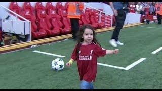 محمد صلاح وابنته مكه وزوجته وسط جمهور ليفربول