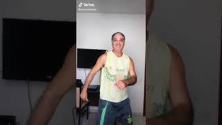 idoso fazendo dança do tiktok