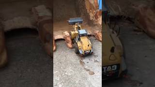 loader cat mini masuk ke mulut excavator raksasa #shorts #excafator #loader