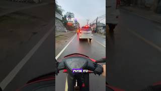 Pemotor ini menabrak mobil putih #shortvideo #shorts