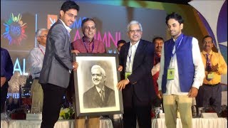 Presenting RBI Governor Sri Shaktikanta Das with a portrait | Satya Prakash Mishra