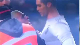 Un aficionado ingresa al campo de juego y festeja como Cristiano Ronaldo