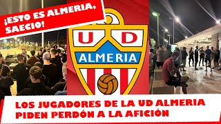 Los jugadores de la UD Almería piden disculpas tras la derrota ante Sevilla por 1 a 5.