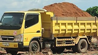 truk Pasir, mobil dump truck bongkar muatan tanah timbunan full bak menggunung dilokasi rawan amblas