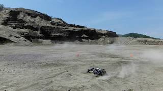 【HPI Baja & SAVAGE】火山灰の斜面で走行②