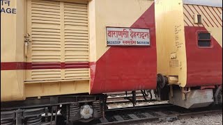 04265 VARANASI-DEHRADUN JANTA EXPRESS WITH WAP7 || Arrival at Bareilly Junction