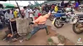 Un camerounais attaque un groupe des chinois en route devant une foule .Kung Fu en live