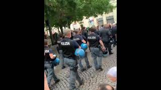 Milano, poliziotti si tolgono il casco in solidarietà ai manifestanti anti Green pass