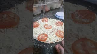 reagindo a pizza mais fácil do mundo mussarela