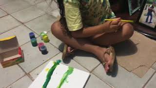 Lara fazendo arte