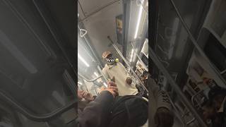 el abuelo cómico en el metro