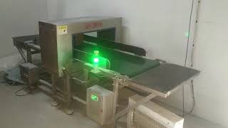 Conveyor metal detector