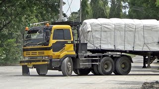 Pasukan Truk Semen Balap di Jalur Pabrik Semen Tuban