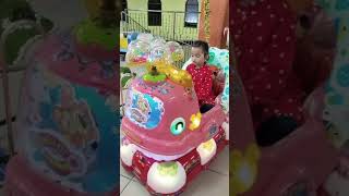 Malika comel naik mobil goyang