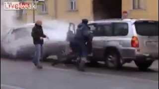 SHOCKING!!! Crazy man in Russia fights Police