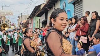 bellas cachiporristas salvadoreñas y su encantador bailecito cautivaron al público.