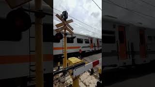 K.A 234 Matarmaja melintas di PJL 39 Stasiun Kramat. #matarmaja #kai121 #jakarta #daop1jakarta #lfl