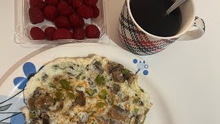 Preparing a Low Carb Breakfast | Egg White  with Mushrooms 🍄 and Bell Peppers 🫑 Omelette 🍳