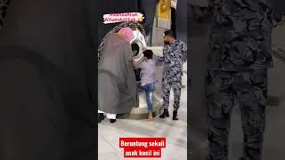 Masya Allah !! Anak kecil bisa cium hajar aswad #shorts #islamic #islam #mekkah #hajj